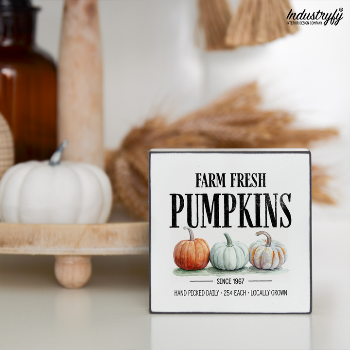 Miniblock Farm Fresh Pumpkins, Vintage Herbstschild in Handansicht von Industryfy
