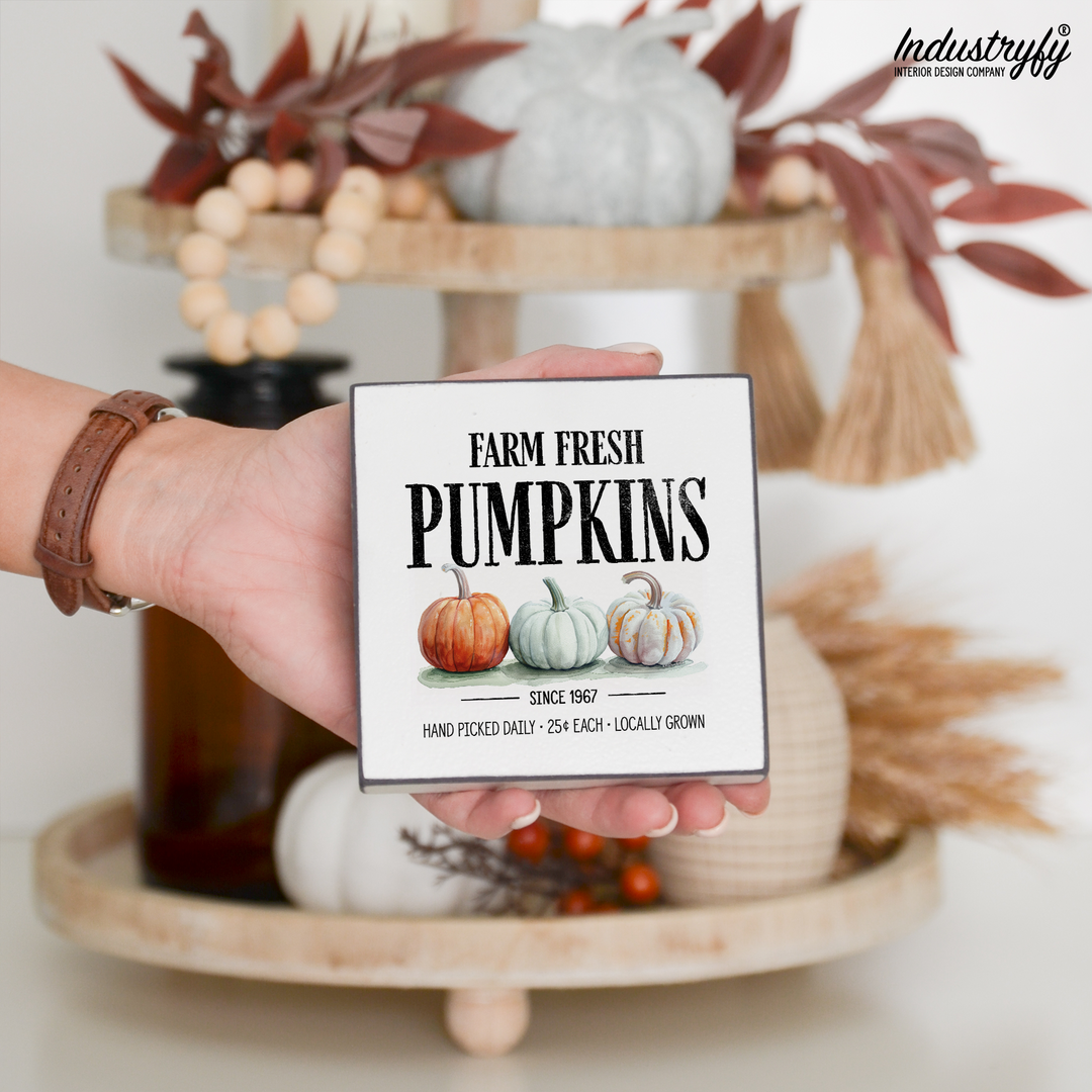 Miniblock Farm Fresh Pumpkins, Holzschild mit drei Kürbissen auf Etagere von Industryfy