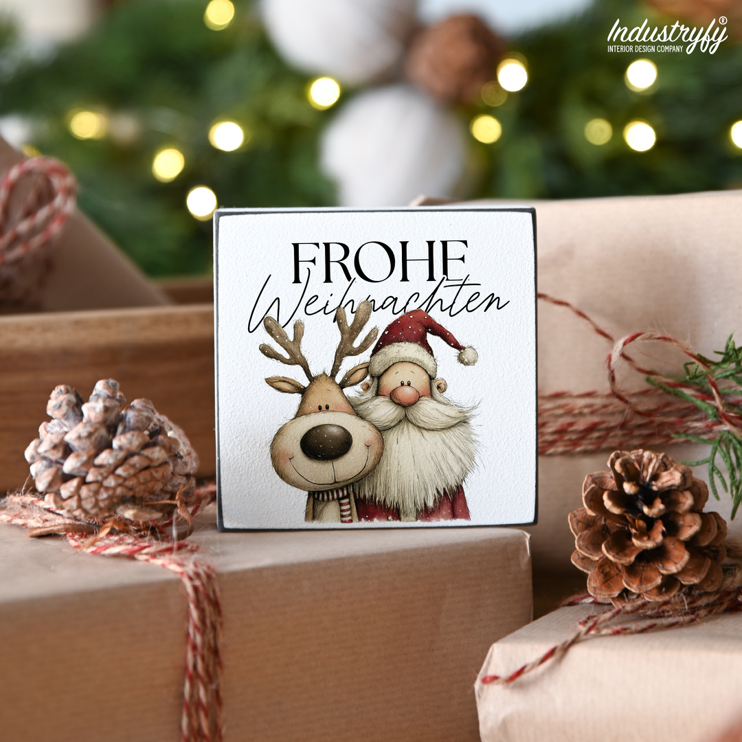 Miniblock Frohe Weihnachten, Weihnachtsdeko mit Santa und Rudolph zwischen Geschenken von Industryfy