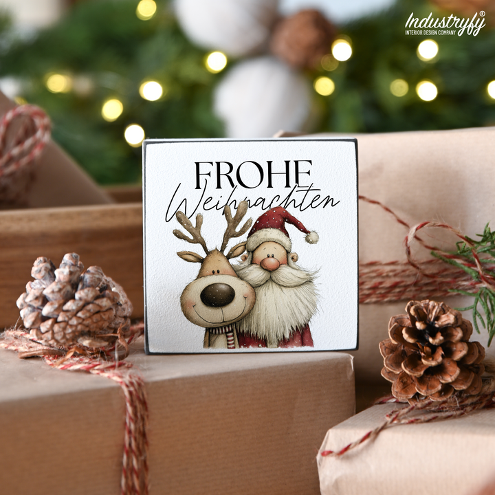 Miniblock Frohe Weihnachten, Weihnachtsdeko mit Santa und Rudolph zwischen Geschenken von Industryfy