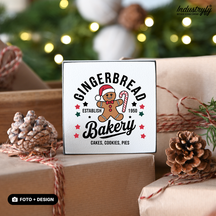 Miniblock Gingerbread Bakery, Weihnachtsdeko zwischen Geschenken und Tannenzapfen von Industryfy