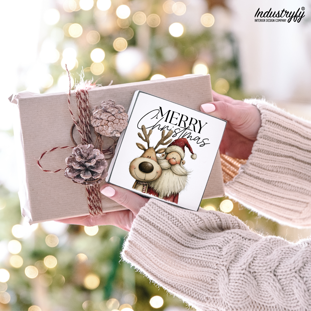 Miniblock Merry Christmas, Holzschild mit Santa und Rudolph als Geschenkanhänger von Industryfy