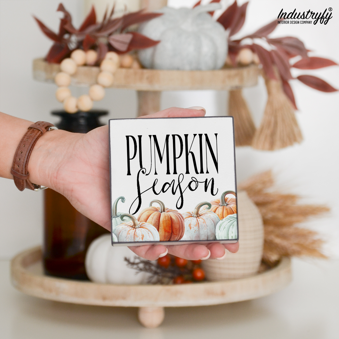 Miniblock Pumpkin Season, Holzschild mit Kürbisreihe in Handansicht von Industryfy