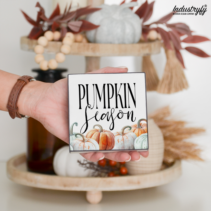 Miniblock Pumpkin Season, Holzschild mit Kürbisreihe in Handansicht von Industryfy