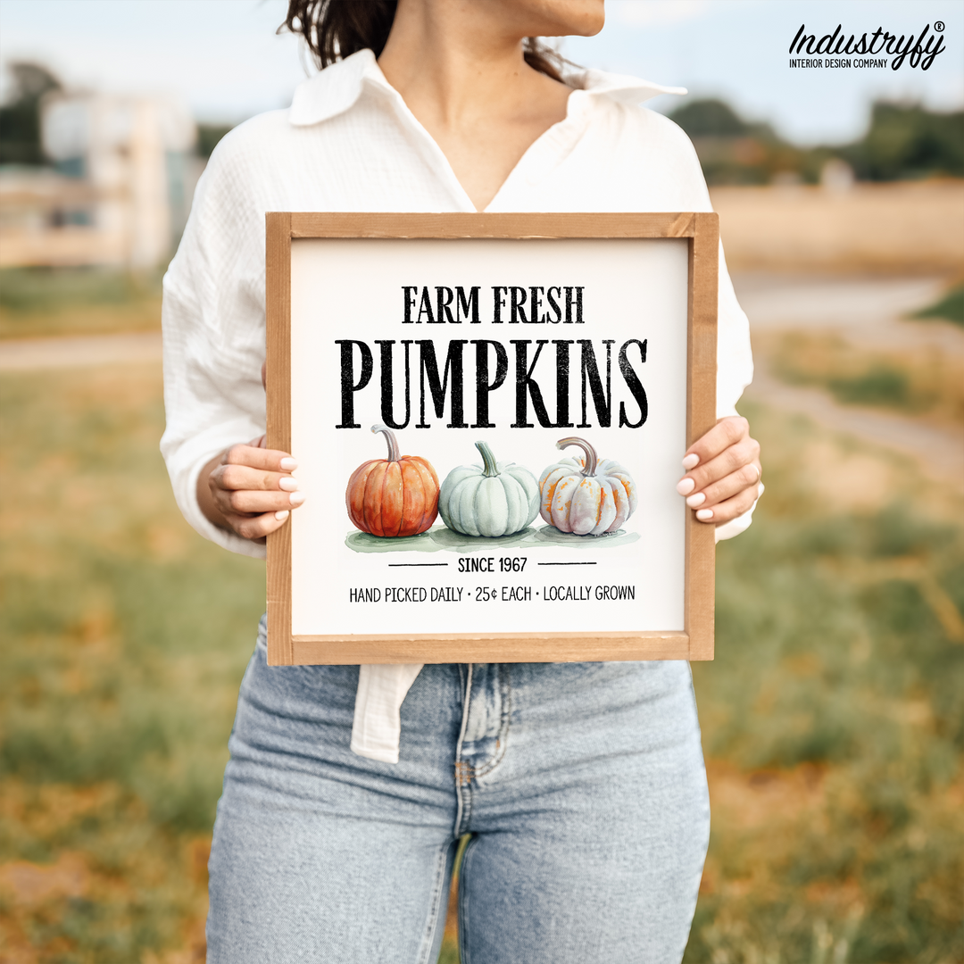 Landhaus Schild Farm Fresh Pumpkins, Holzschild mit drei Kürbissen im Vollholzrahmen von Industryfy