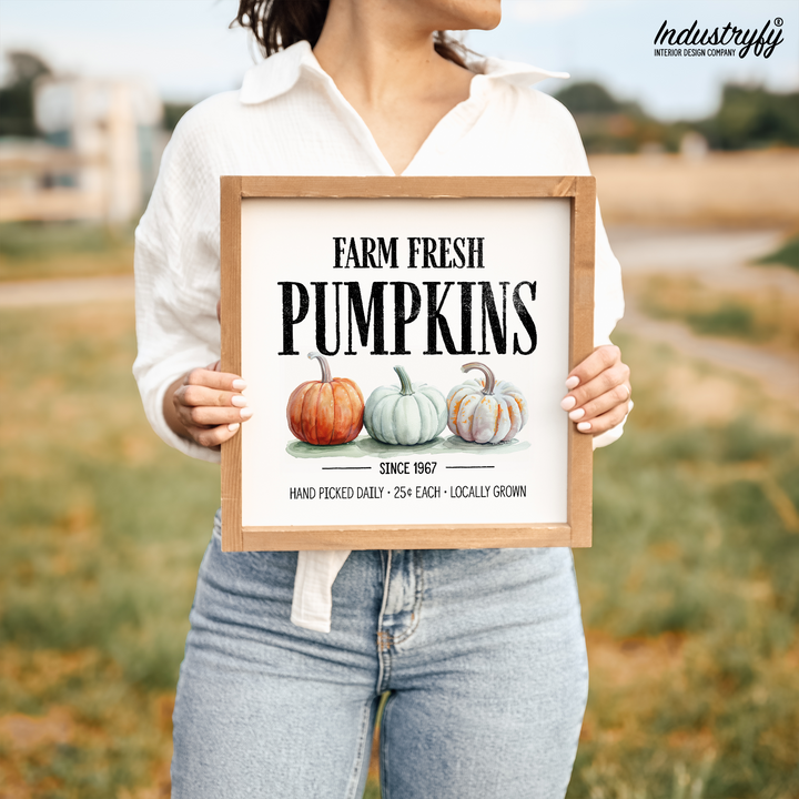 Landhaus Schild Farm Fresh Pumpkins, Holzschild mit drei Kürbissen im Vollholzrahmen von Industryfy