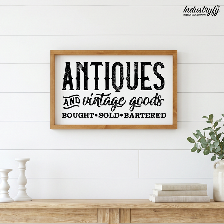 Landhaus Schild Antiques and Vintage Goods im Farmhouse Stil an weißer Shiplap Wand von Industryfy