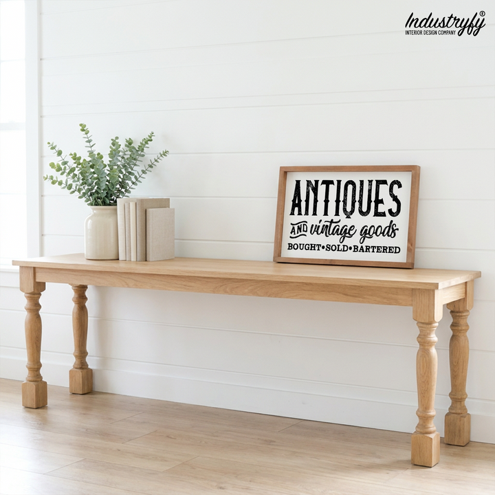 Landhaus Schild Antiques and Vintage Goods auf Holzbank mit Eukalyptus von Industryfy