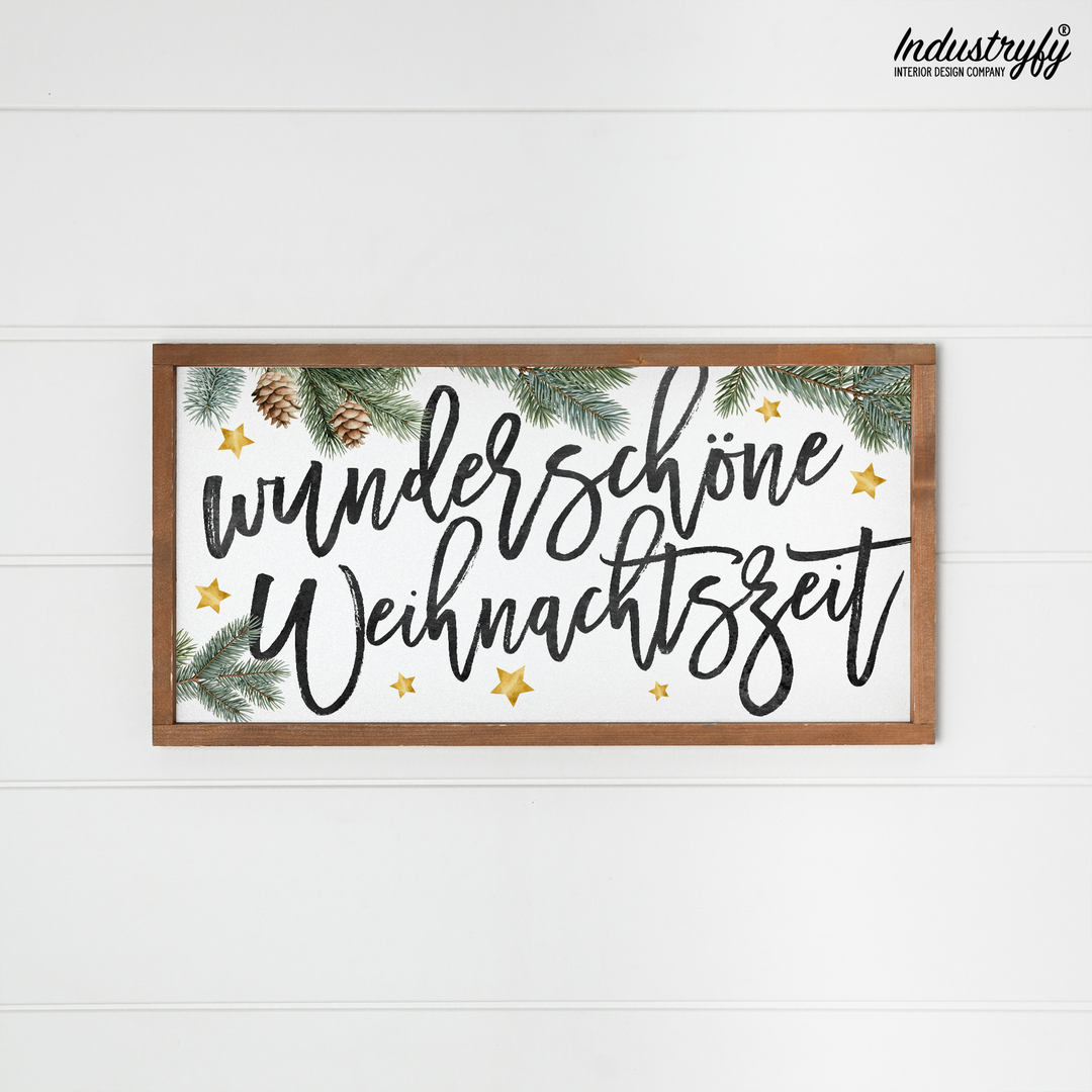 Landhaus Schild Wunderschöne Weihnachtszeit, Schriftzug mit Tannenzweigen, Tannenzapfen und goldenen Sternen im Holzrahmen von Industryfy