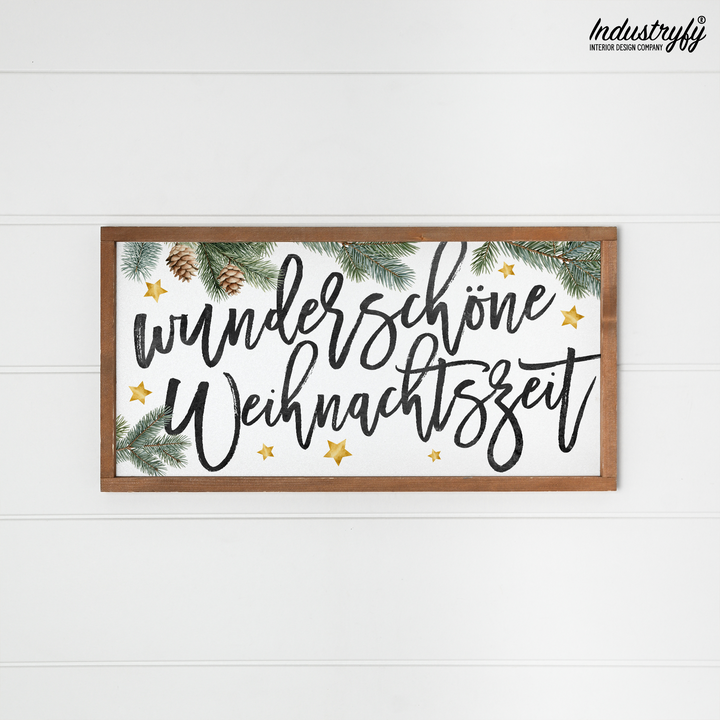 Landhaus Schild Wunderschöne Weihnachtszeit, Schriftzug mit Tannenzweigen, Tannenzapfen und goldenen Sternen im Holzrahmen von Industryfy