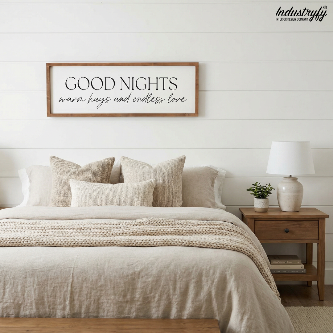 Landhaus Schild Good Nights, Holzschild 90x30 über dem Bett im Farmhouse Schlafzimmer von Industryfy