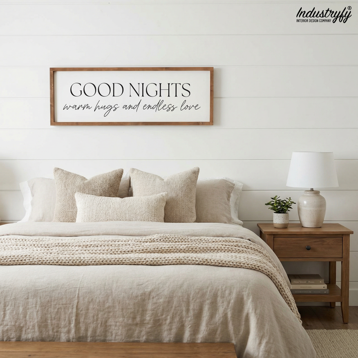 Landhaus Schild Good Nights, Holzschild 90x30 über dem Bett im Farmhouse Schlafzimmer von Industryfy