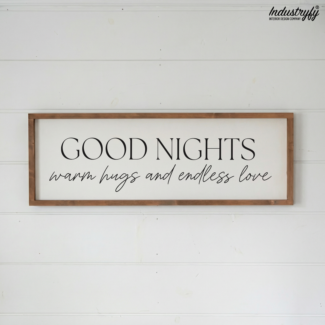 Landhaus Schild Good Nights, warm hugs and endless love, Holzschild mit Vollholzrahmen an weißer Holzwand von Industryfy