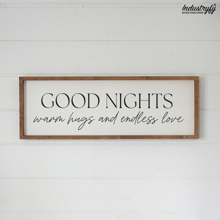 Landhaus Schild Good Nights, warm hugs and endless love, Holzschild mit Vollholzrahmen an weißer Holzwand von Industryfy