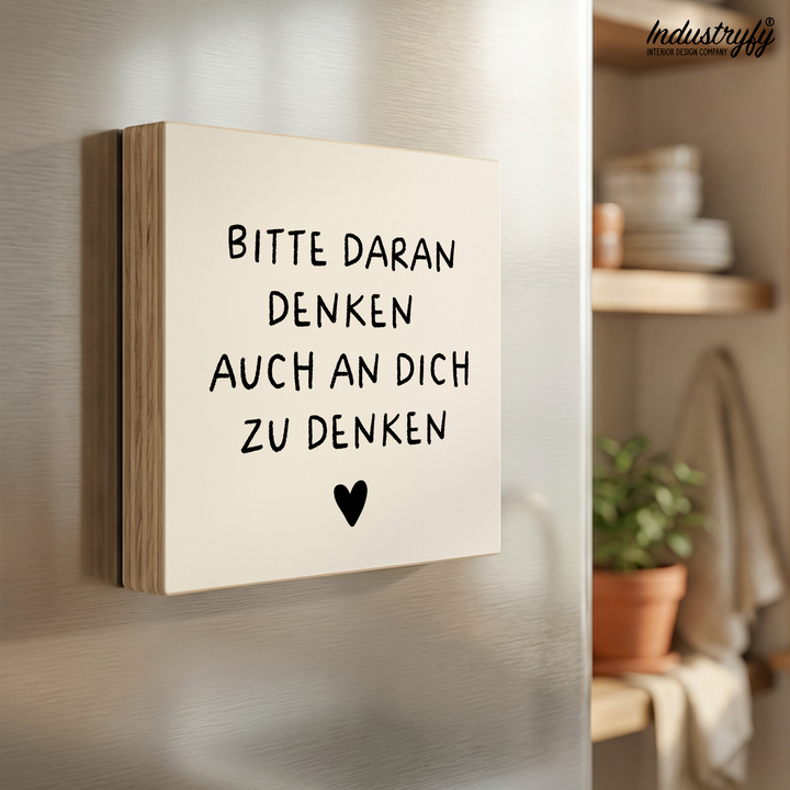 Kühlschrankmagnet aus Holz mit Spruch Bitte daran denken auch an dich zu denken, Farmhouse Design auf cremefarbenem Hintergrund