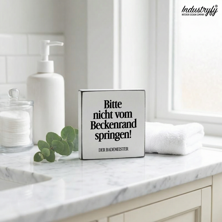 Miniblock Beckenrand No2 – lustiges Bad-Schild aus Holz von Industryfy