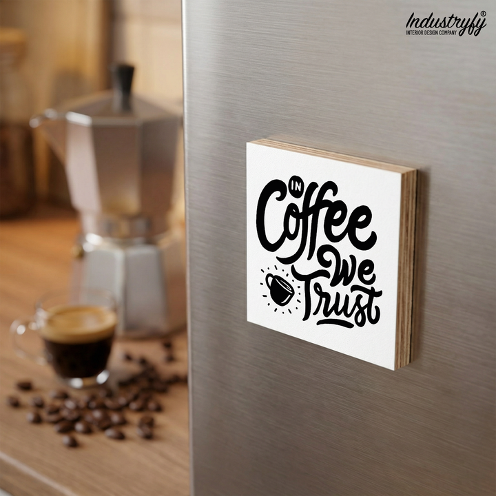 Kühlschrankmagnet Holz In Coffee we trust – Handgefertigter Holzmagnet mit Kaffee-Spruch von Industryfy