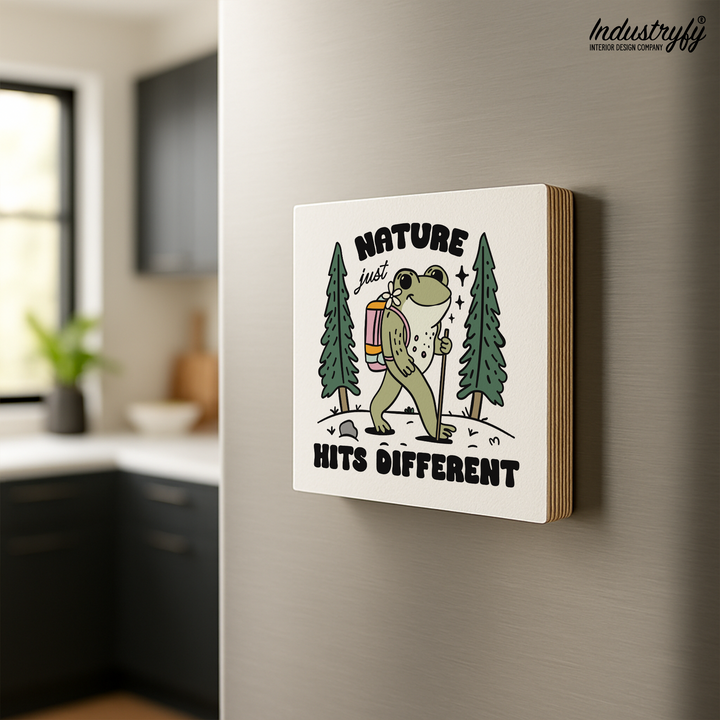 Kühlschrankmagnet Holz Nature just hits different – Handgefertigter Holzmagnet von Industryfy